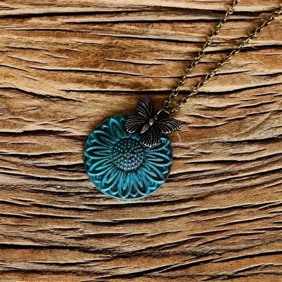 Vintage Style Butterfly Pendant Flower Necklace - Picture 2 of 6